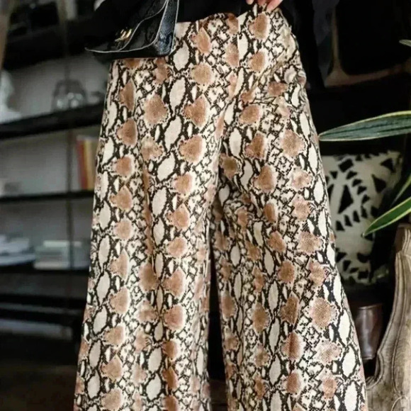 Contemporay wide legged Snake Print Pants - Picture 4 of 5
